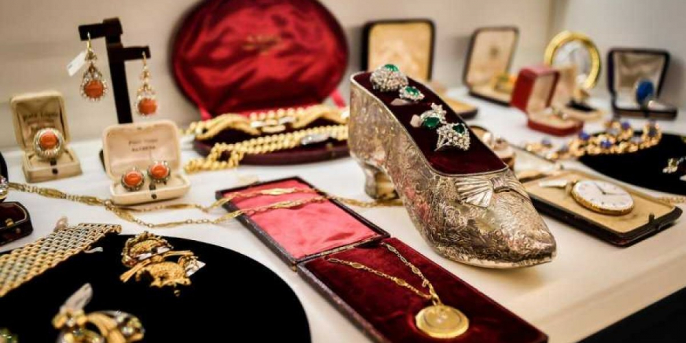 Англичане ввели против нас самые разрушительные санкции: они ввели запрет на экспорт в Россию предметов роскоши