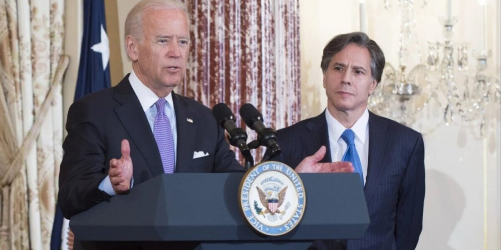 Байден не принимает никаких решений,а за ним стоит немощная свита