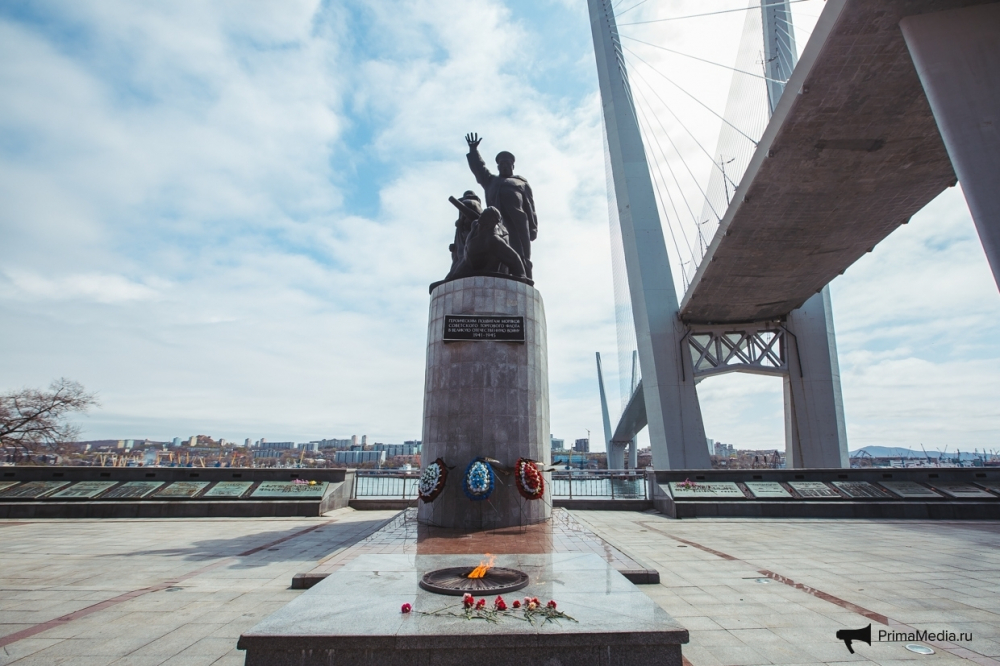 Дальний Восток 7 мая. У памятника морякам торгового флота был зажжён Вечный огонь