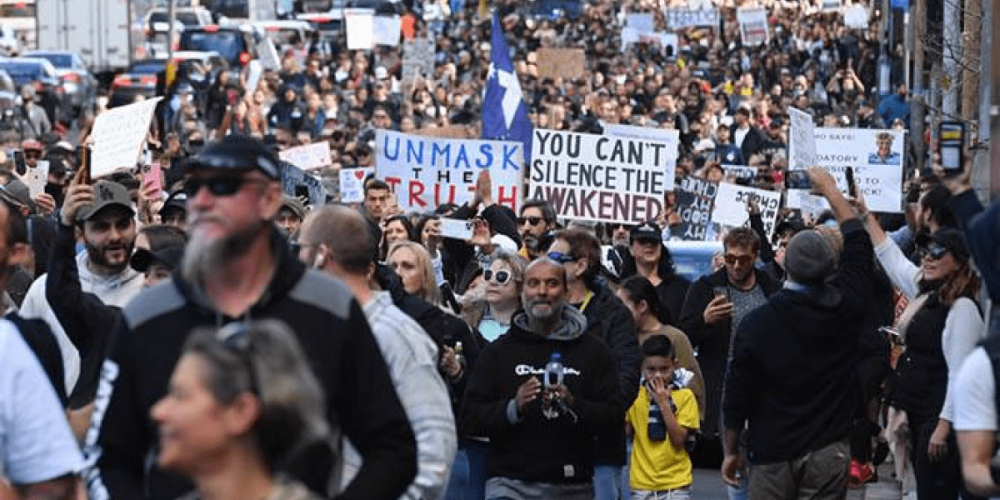 Десятки тысяч людей присоединились к протестам против изоляции в Австралии