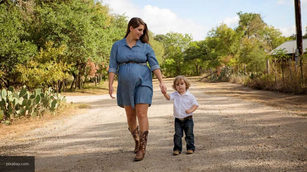 Госдума одобрила предложение продлить выплату 10 тыс. рублей российским семьям с детьми