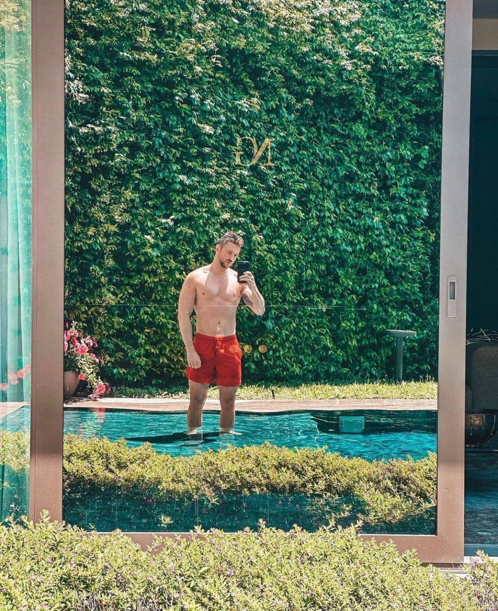 Исполнитель РФ Сергей Лазарев продемонстрировал свой рельефный торс на отдыхе в Турции