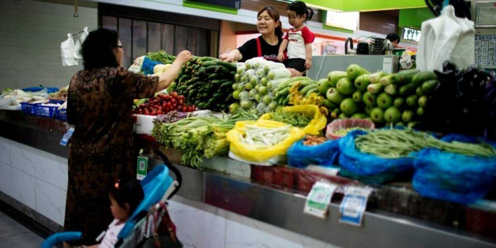 Китайцы запасаются едой из-за падения температуры и распространения COVID-19