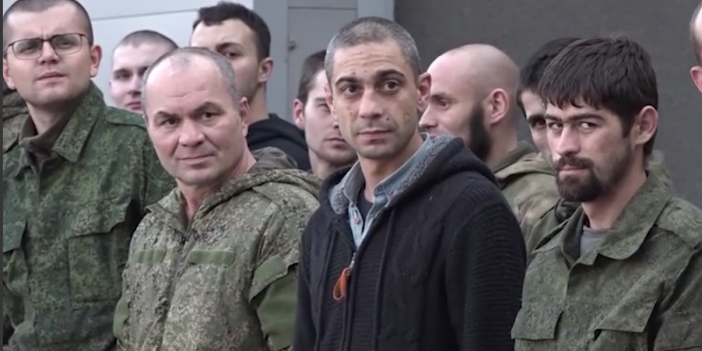 «Мам, привет. Это я. Дома. В России» Освобожденные 29 октября из украинского плена 50 россиян-военнослужащих звонят родным
