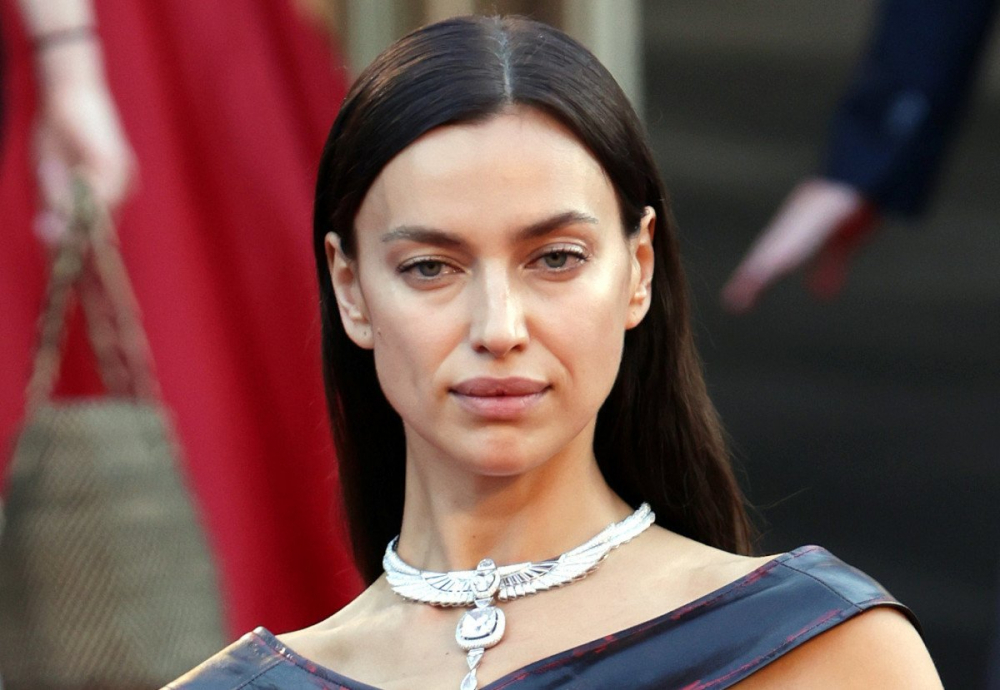 Модель Ирина Шейк в топике из двух лент показала пресс в Каннах