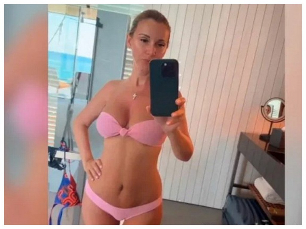 Недавно родившая ведущая Ольга Орлова показала свою фигуру на Мальдивах