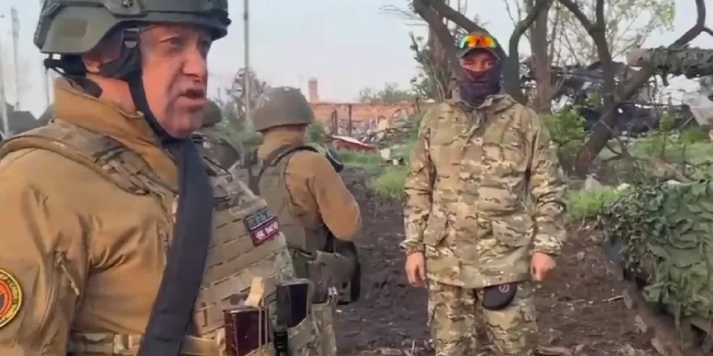 «Ну что парни, все? Через 15 минут трогаемся. Военным из МО оставляем подвал с кроватью и бельем, мыло. Зубные щетки забираем» ЧВК «Вагнер» выводит подразделения из Бахмута – видео