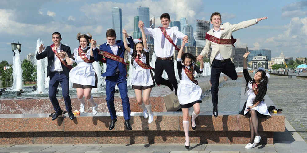 «Ну вот и все!»: когда прой­дет послед­ний зво­нок в 2023 году – озву­че­на точ­ная дата, когда выпуск­ни­ки попро­ща­ют­ся со школой