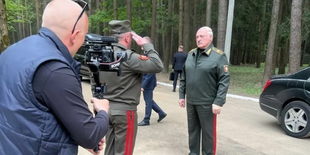 Перебинтованная рука и слухи о смертельной болезни: куда пропал президент Белоруссии Александр Лукашенко