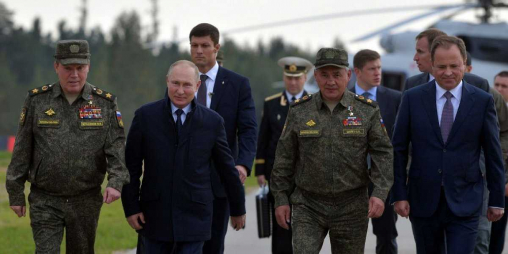 Рычание медведя: Путин наблюдает за масштабными военными учениями, проходящими рядом с границами Европы
