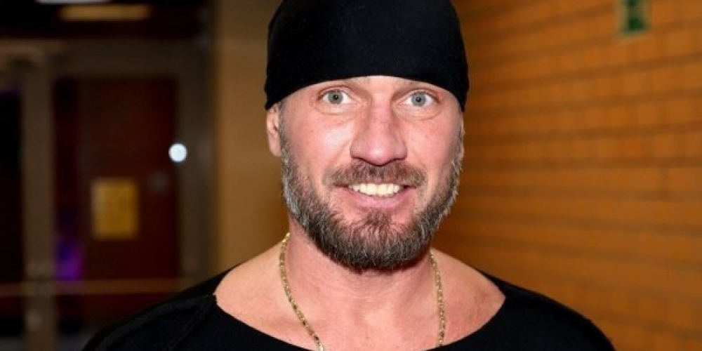 Сегодня, 9 мая 2023 Роман Костомаров проходит реабилитацию после ряда болезней: первое обращение к поклонникам после госпитализации, что говорит тренер фигуриста, прогнозы лечащего врача — фигурист пока не готов к протезированию