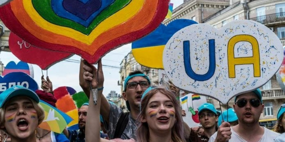 Только ЛГБТ и журналисты: США включили «фильтр» для беженцев с Украины