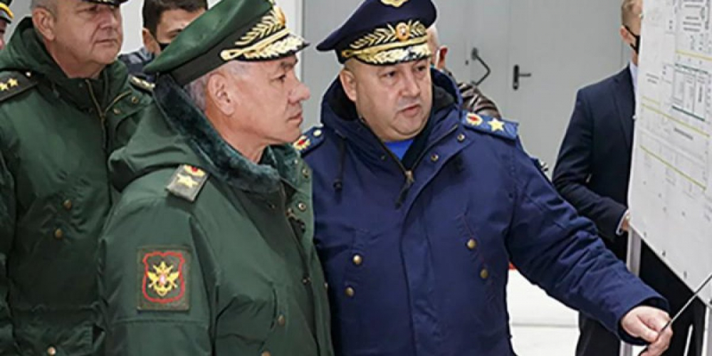 Видео как Сергей Шойгу прилетел в Минск, хромая и пряча правую руку. Что случилось со здоровьем главы Минобороны?