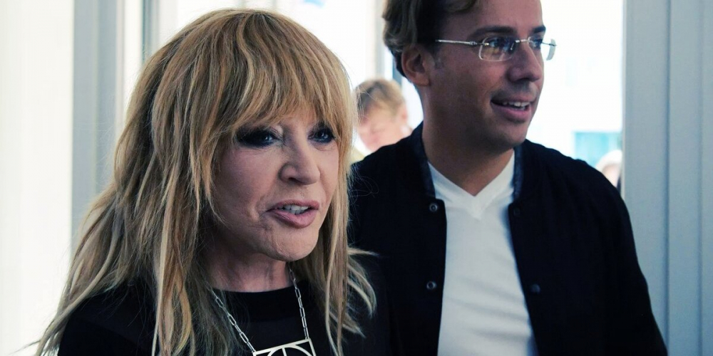 Заканчивается комедия с иноагентом М.Галкиным и А.Пугачевой, которая давно уже пережила свою славу и свой талант