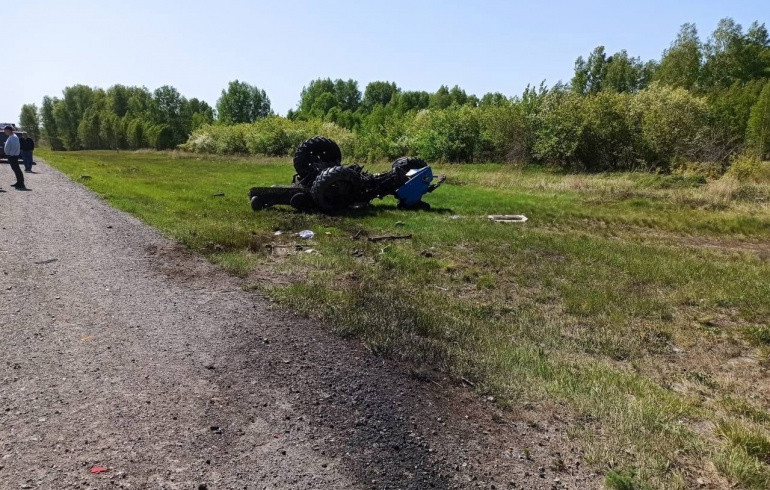 Трактор опрокинулся после столкновения с грузовиком на трассе под Челябинском