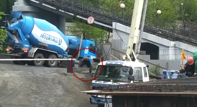 “Ушла под землю”: жесткий дорожный инцидент с бетономешалкой сейчас во Владивостоке