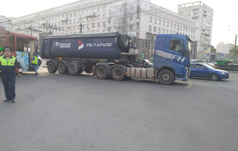 В Челябинске грузовик перегородил проспект Ленина, парализовав движение машин и трамваев