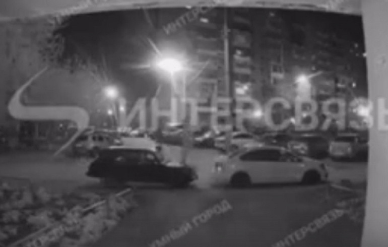 В Челябинске полицейские объявили розыск подростков, прогулявшихся по крышам машин