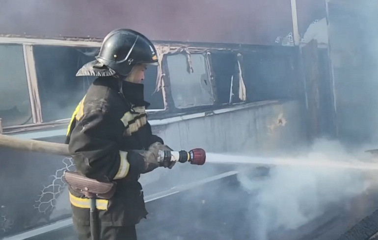 В Челябинске загорелся цех по переработке древесины