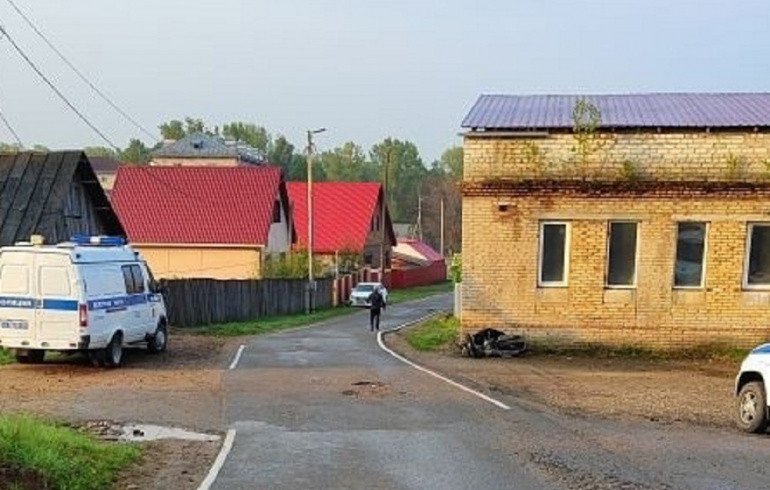 В Челябинской области 18-летний парень разбился на мопеде, въехав в угол дома