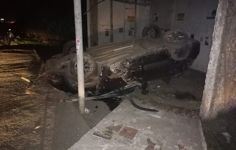 В Челябинской области бесправник протаранил остановку и погиб