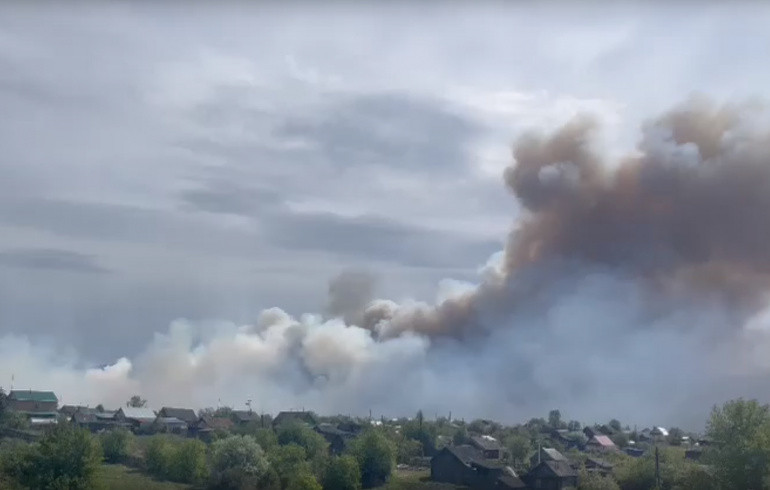 В Челябинской области мощный лесной пожар вплотную подобрался к посёлку