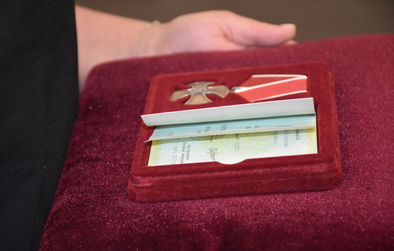 В Челябинской области семьям погибших на Украине вручили ордена Мужества