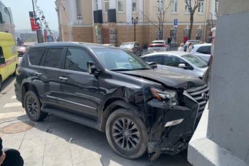 В ГИБДД рассказали подробности жесткого ДТП между Toyota Sai и Lexus во Владивостоке