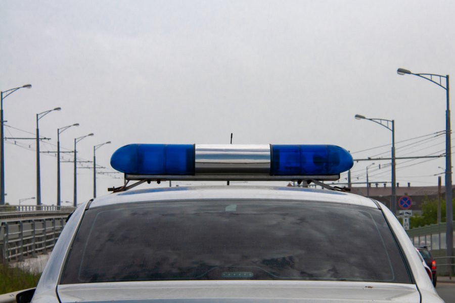 В Москве из-за желто-синей куртки задержали уборщика и обвинили в дискредитации ВС РФ