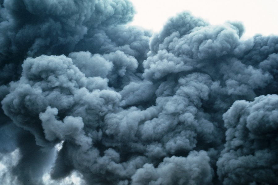 В Новогорелово из-за пожара в небо устремился столб черного дыма