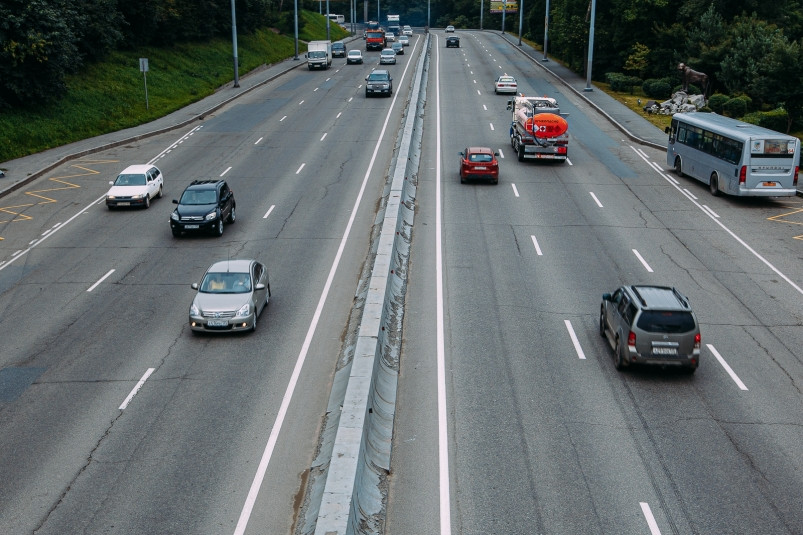 В Приморье на межмуниципальных трассах обновляют дорожную разметку