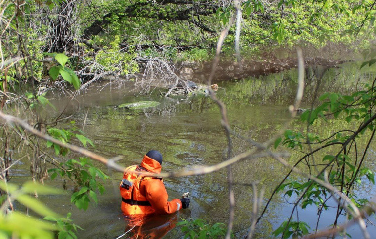 В реке около деревни под Челябинском очевидцы обнаружили тело парня