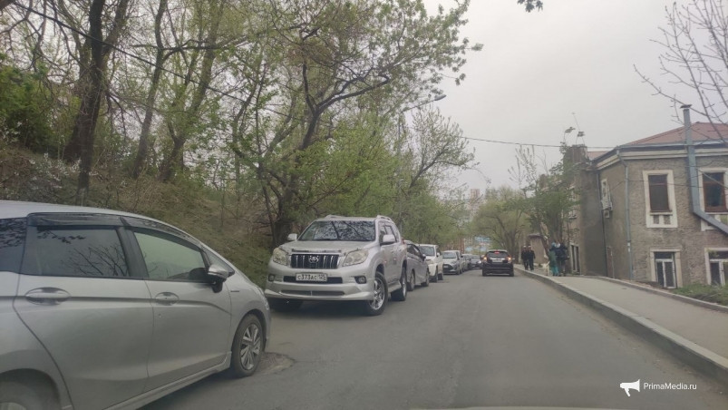 Владивостокцы тратят последние нервы из-за вечно запаркованного проезда около больниц