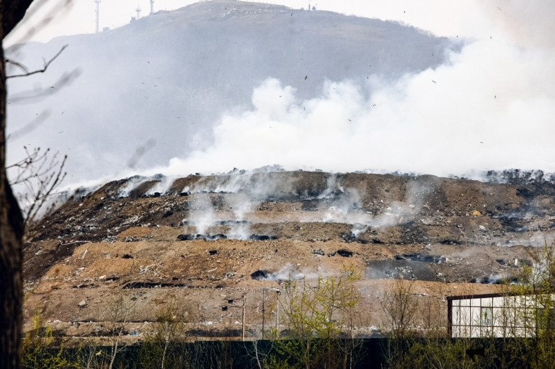 Власти Владивостока помогают экологическому оператору в тушении пожара на полигоне ТБО
