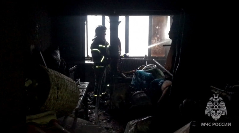 Во Владивостоке огнеборцы спасали на пожаре в многоквартирном доме 8 человек