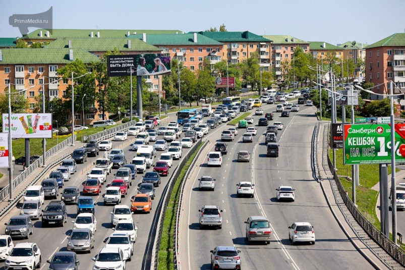 Всех, кто сейчас едет в центр Владивостока, ждет “автомобильная засада” – видео