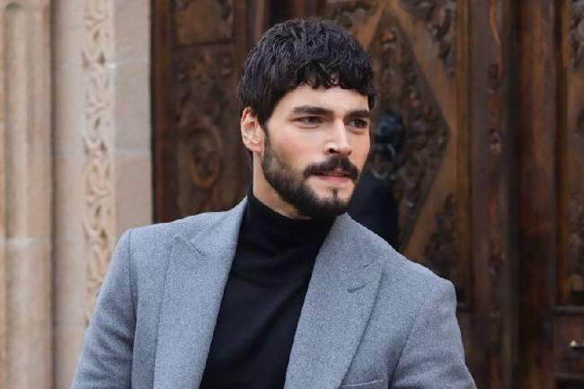 Звезда турецкого сериала «Ветреный» Акын Акынезю посетил Москву и Санкт-Петербург