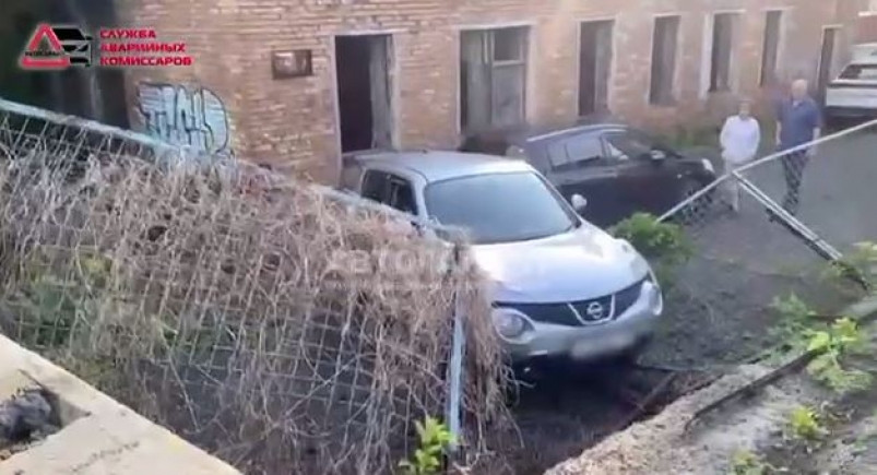 Автоледи снесла забор и вылетела с подпорной стены на авто во Владивостоке
