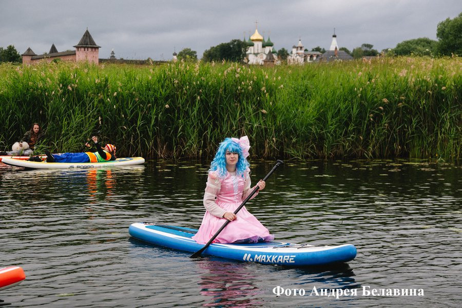 Более 200 человек приняли участие в заплыве на сапбордах на САП-фестивале в Суздале