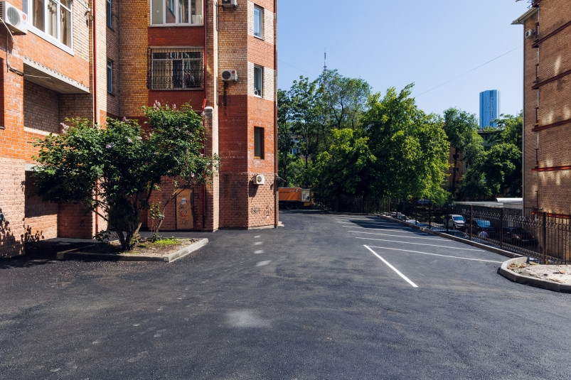 Более 50 дворов ремонтируют в столице Приморья