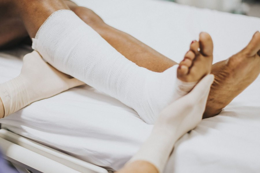 Британка с гигантоклеточной опухолью села на унитаз и сломала ногу