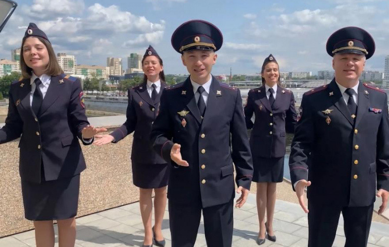 Челябинские полицейские записали праздничный клип в честь Дня России