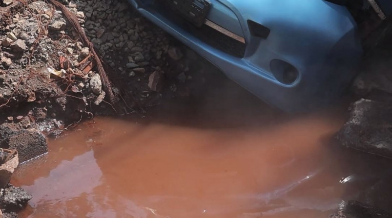 Доптехнику и людей привлекут для устранения последствий порыва и обрушения дороги на Луговой