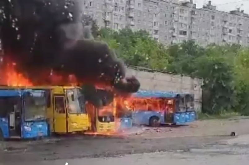“Дымище столбом”: “душераздирающие” кадры с места горящих автобусов во Владивостоке