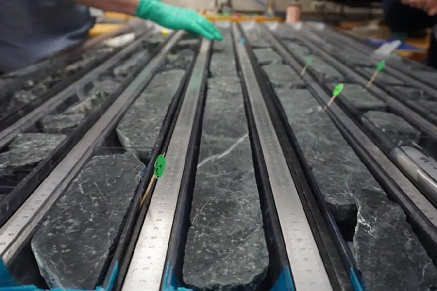 Геологи, бурящие глубоководную скважину, извлекли самые глубокие породы земной мантии за всю историю