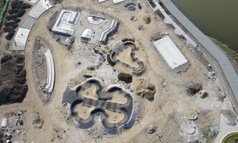 Гигантский кит и памп-трек: Набережная озера Соленого преображается благодаря НЗМУ