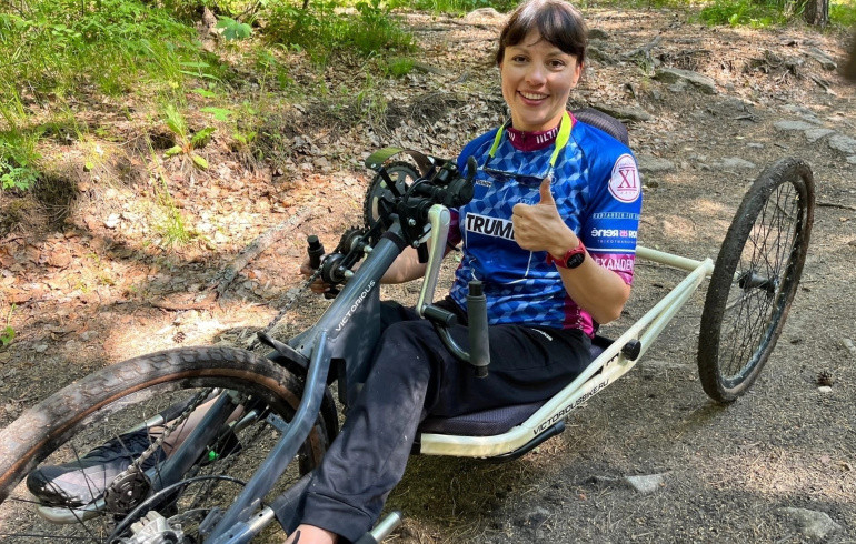 Инклюзивная спортсменка из Миасса проехала вокруг Тургояка на хендбайке