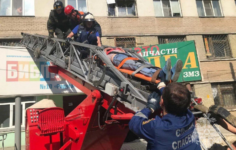 Из окна общежития в Челябинске выпала женщина