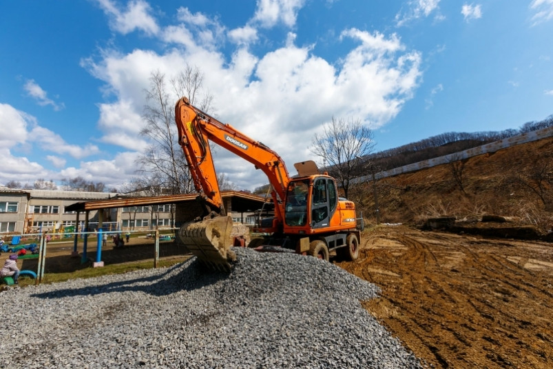 Экскаваторы для рытья окопов и блиндажей отправит Приморье в зону СВО