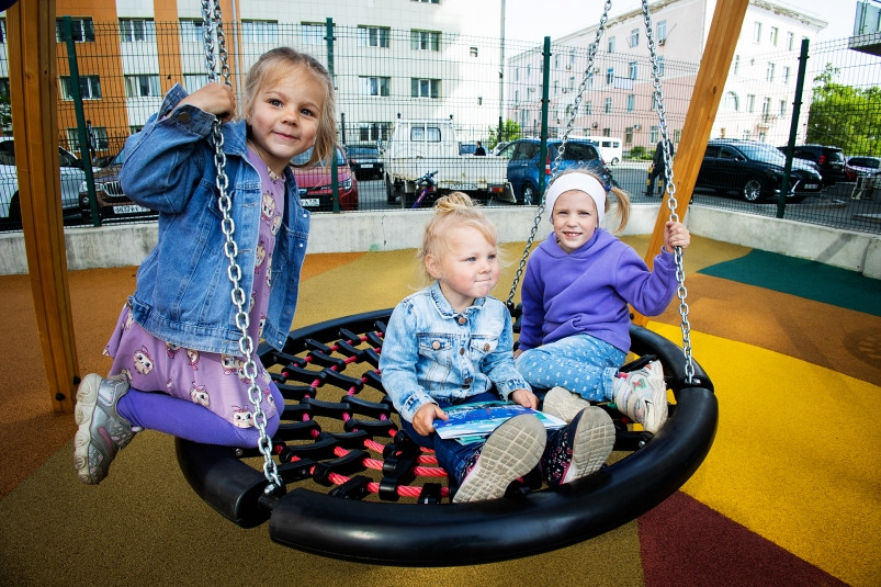 Юные жители Владивостока получают подарки ко Дню защиты детей